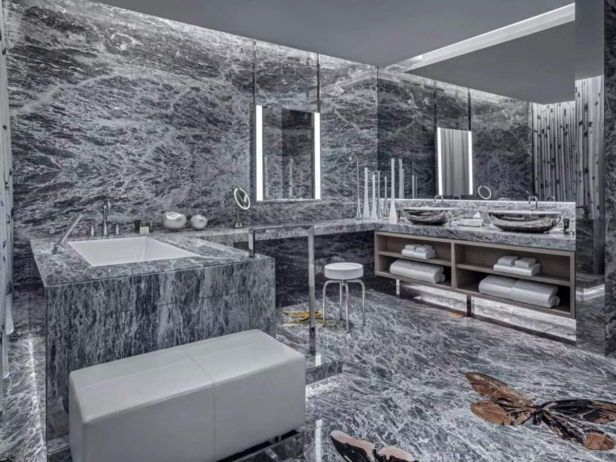 Palms_DamienHirst_UpstairsBathNorth_v4