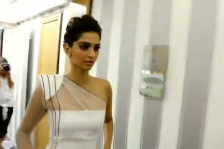 Top 10 Most Stylish Bollywood Celebs of 2011