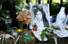 Fans pay tribute to Amy Winehouse