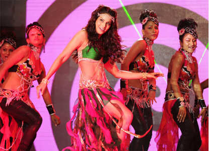 Bipasha sizzles @ Super Fight League