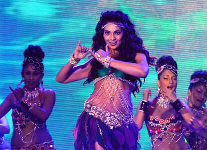 Bipasha sizzles @ Super Fight League
