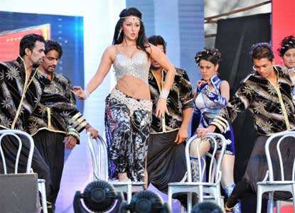 Malaika sizzles at Super Fight League 2