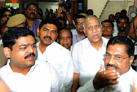 Well-wishers throng to see Vilasrao