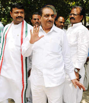 Well-wishers throng to see Vilasrao