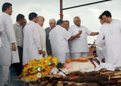 Family bids tearful adieu to Vilasrao 


Family bid tearful adieu to Vilasrao