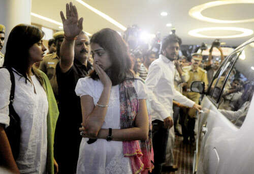 Family bids tearful adieu to Vilasrao