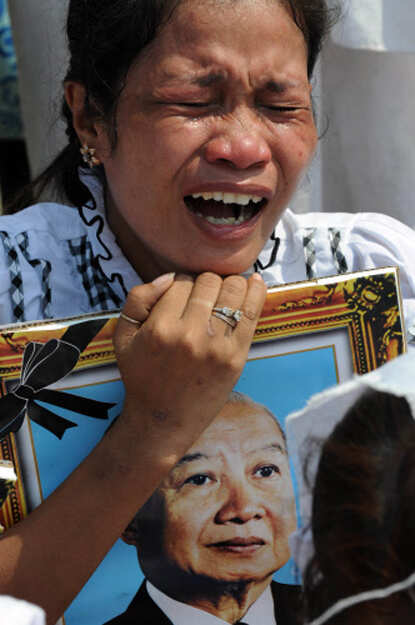 Cambodians mourn former king in funeral procession