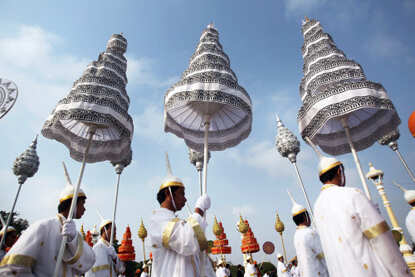 Cambodians mourn former king in funeral procession