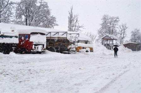 Rain, snowfall throws life out of gear