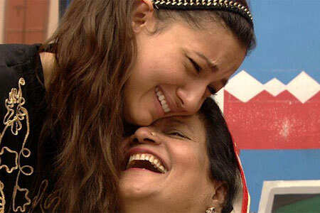 Bigg Boss 7: Gauhar meets mom