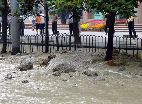 Water pipe blows up in Chengdu