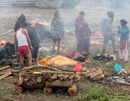 Mass cremation of bodies continues in Nepal as toll rises