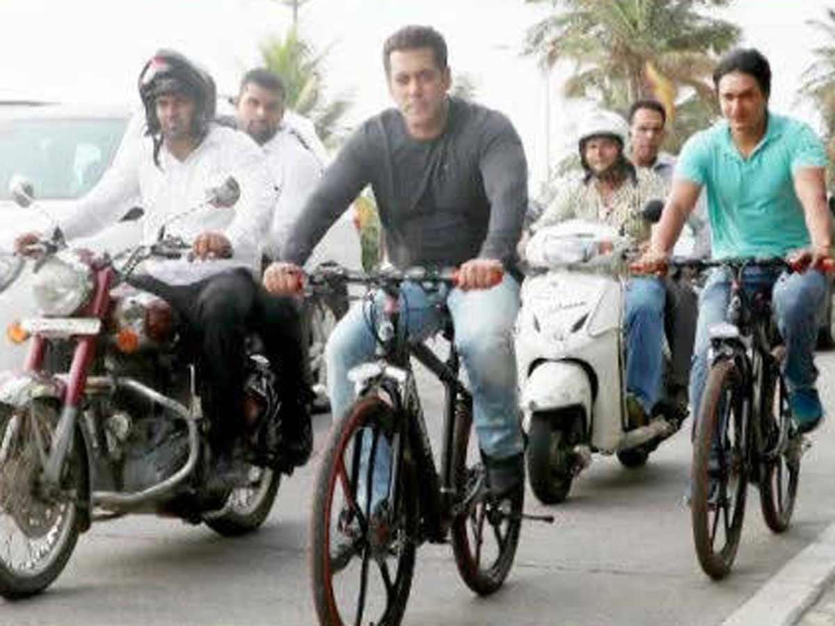 Salman calls out SRK as he crosses Mannat