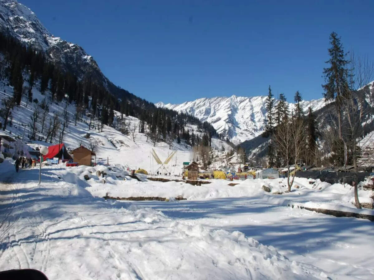 Skiing in Manali
