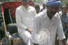 Nitish rides rickshaw to watch 'Slumdog Millionaire'