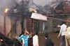Fire razes slum in Mumbai