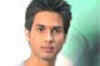 Shahid drives away to publicity in Maruti 800