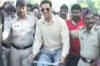 Akshay rides cycle to promote 'Khatta Meetha'